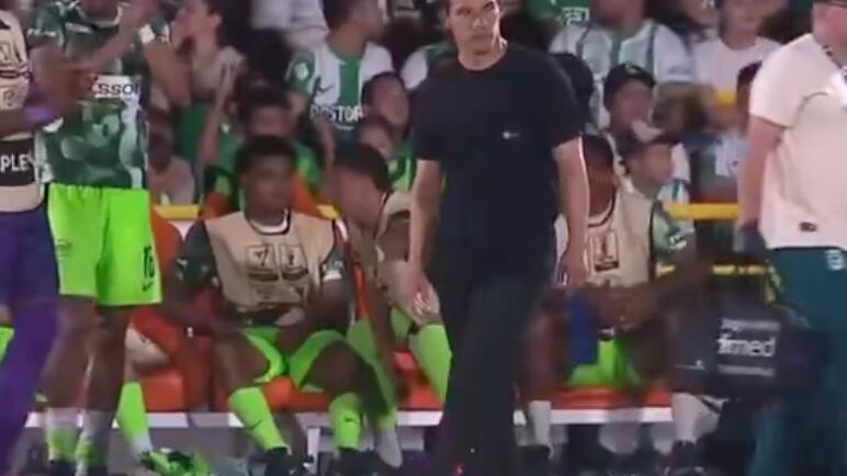 Jugador de Atlético Nacional arremedando a un árbitro - Foto: Captura de pantalla de la transmisión oficial de Win Sports tomada el 31 de octubre del 2025