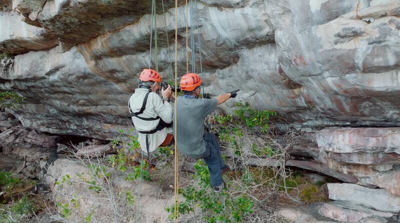 Foto colgados en cuerdas los investigadores rastrean todas las pinturas en los tepuyes de la serranía.