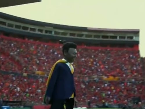 ‘Bizarro’ homenaje: Muñeco gigante de Pelé con la ‘bragueta abierta’ generó controversia en Brasil