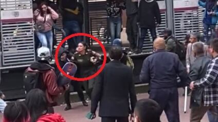 Mujer policía herida en protestas.