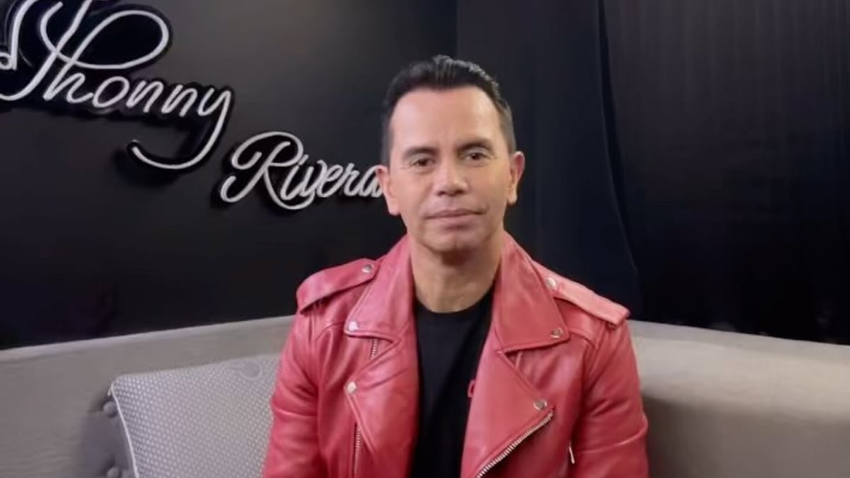 Jhonny Rivera en el autobús de su gira