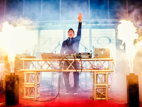 ‘Freed From Desire’ regresa con fuerza: Así es la nueva versión electrónica del DJ que ha trabajado con grandes estrellas de la música