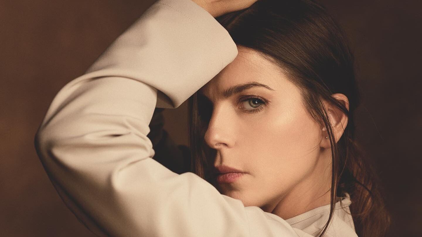 La actriz María Fernanda Yepes despliega el mantra con el propósito de que todos los seres en todas partes sean felices y libres.