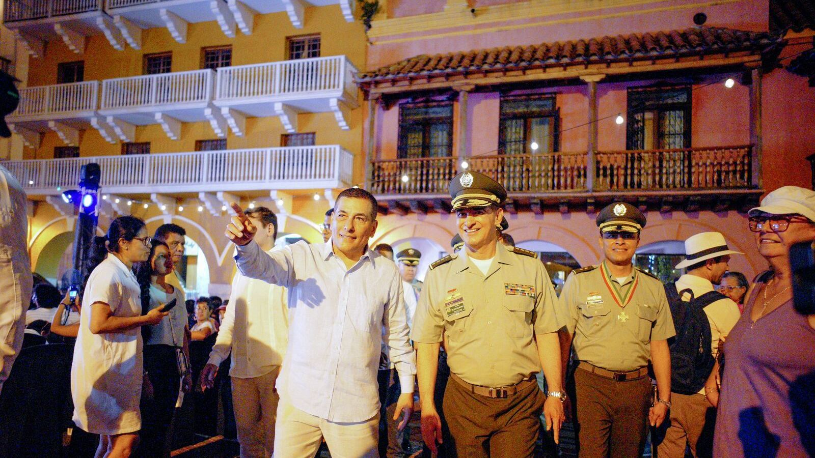 Alcalde Dumek Turbay en la toma de la Plaza de la Aduana en Cartagena.
