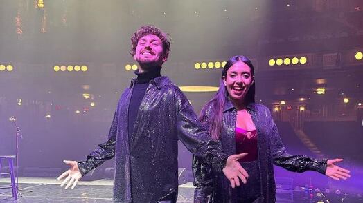 Los Duarte le cantan a personas de la tecercera edad