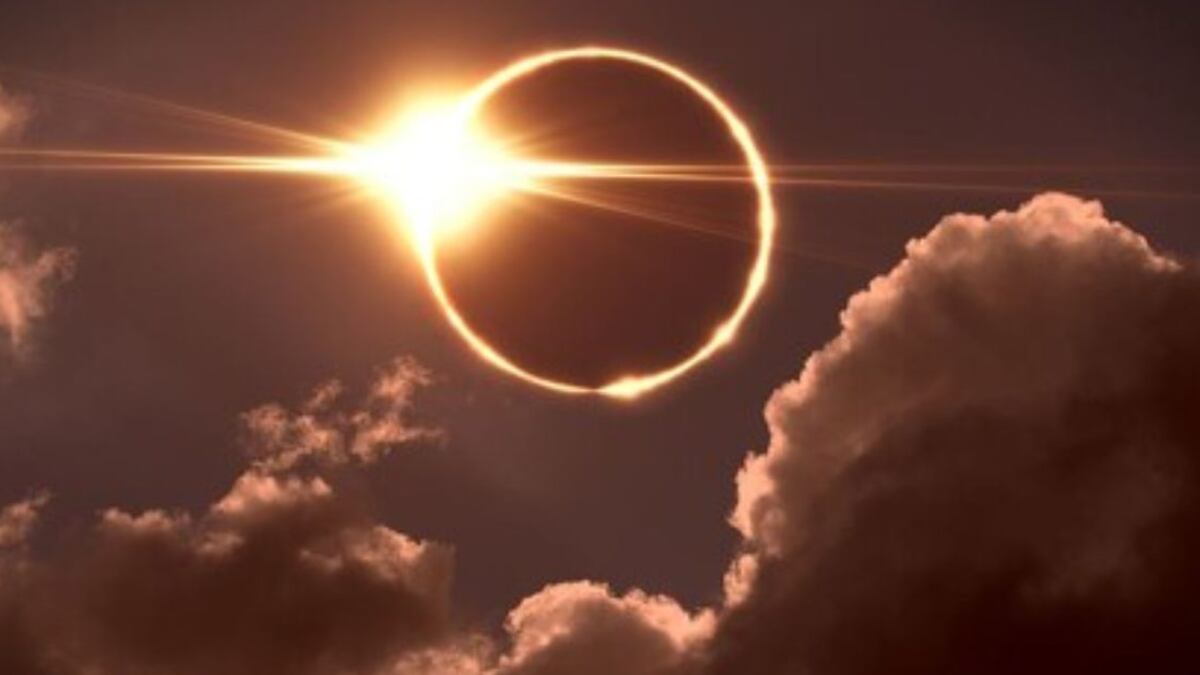¡Octubre viene con todo! Uno de los eventos más esperados es el eclipse anular de sol, ¿Cuándo y cómo verlo?