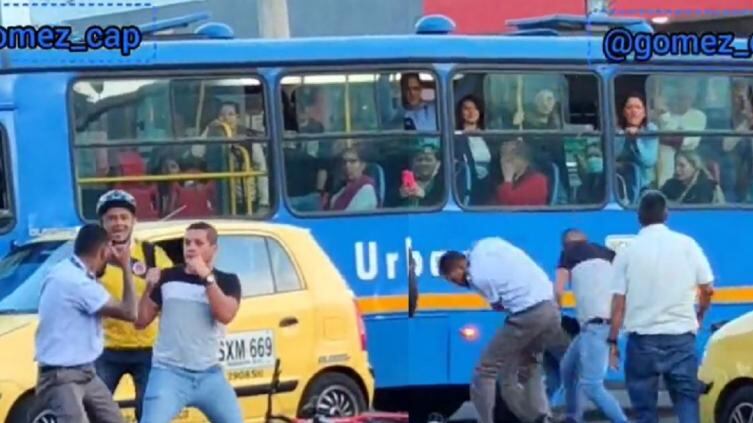 Pelea entre conductores en Bogotá.