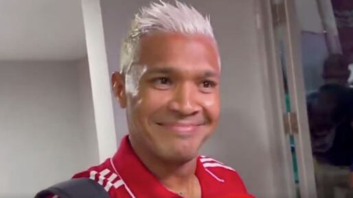 Teo Gutiérrez aprovechó su cambio de look para coquetearle a una periodista en supersaiyajin