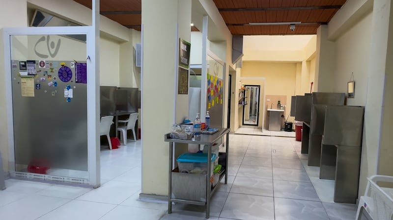 Vista general de las instalaciones y cubículos del centro de consumo asistido en el barrio Sucre, Cali, Colombia.
