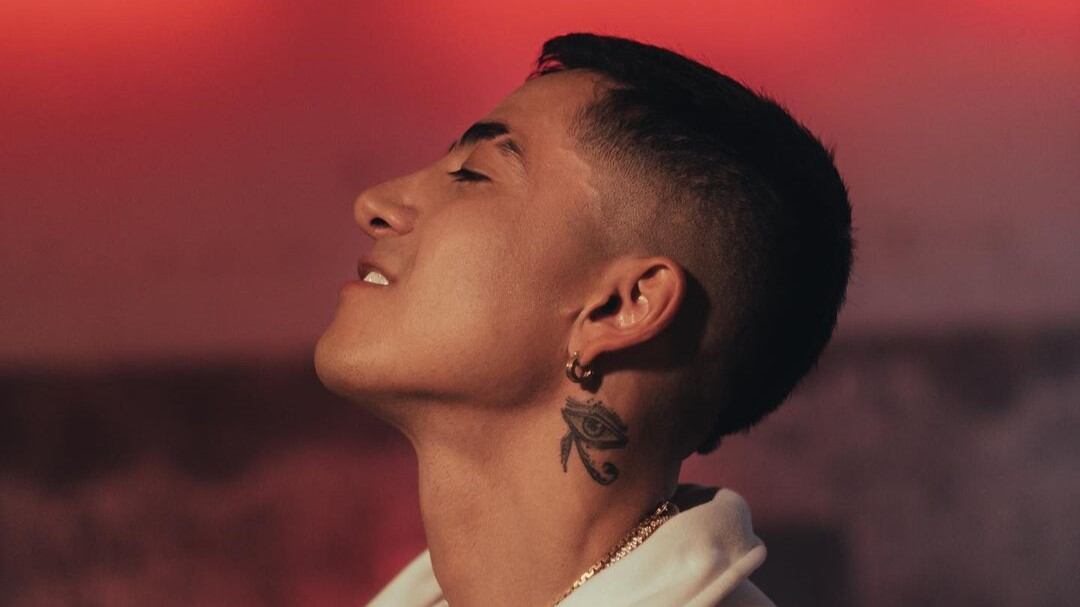 En el tema que es un himno por lo que dice Andy Rivera se acompaña de una agrupación vallenata.