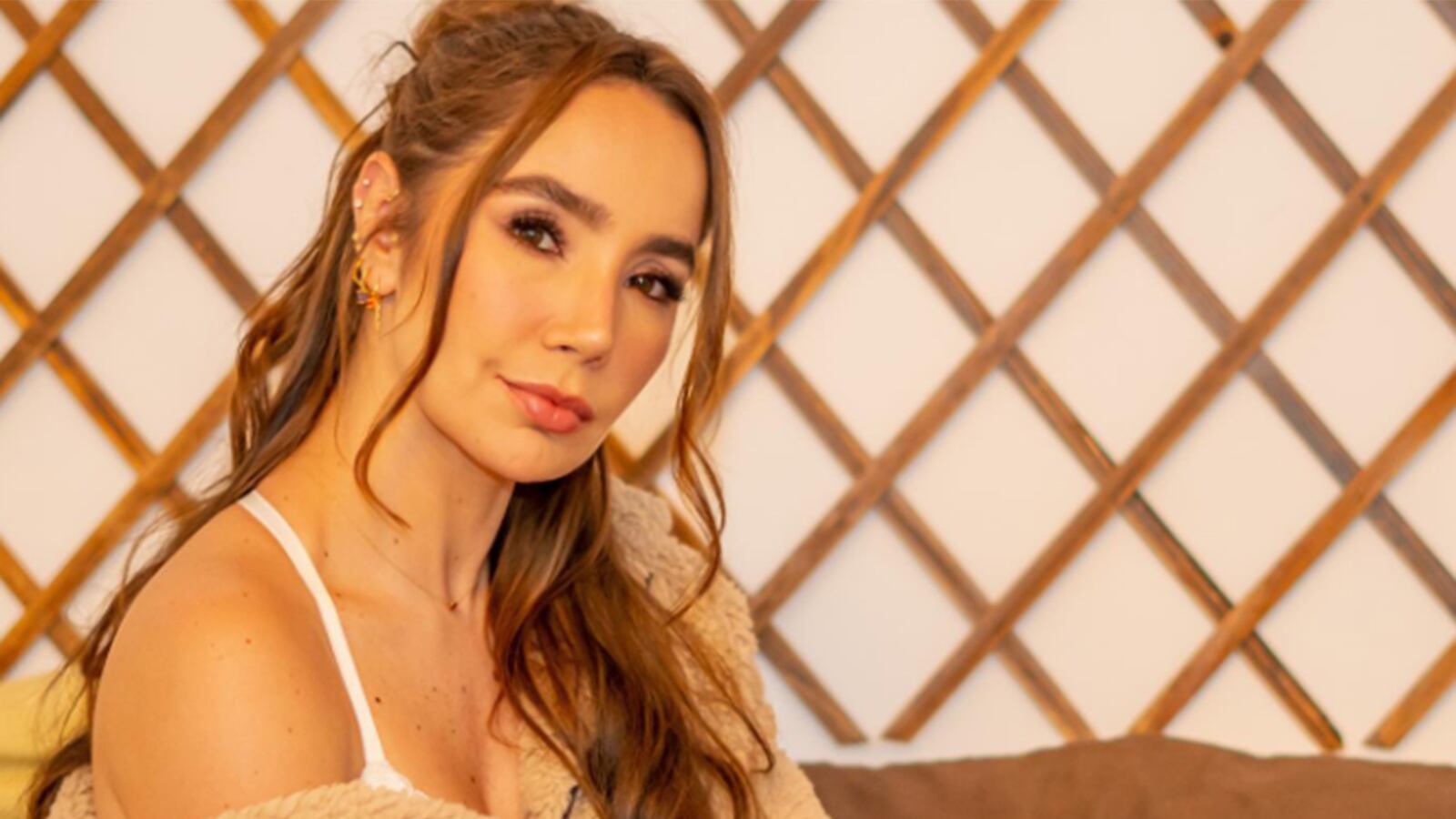 Paola Jara molesta por retraso en su maleta para cumplir con show en Armenia.