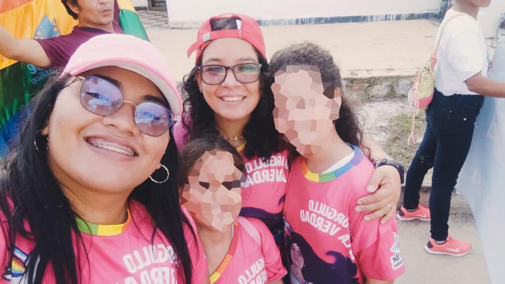 Luisa y Leidy con su familia diversa en Soledad, Atlántico.