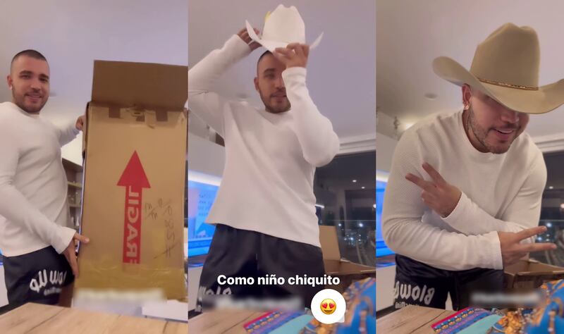 Jessi Uribe probándose algunos sombreros que recibió