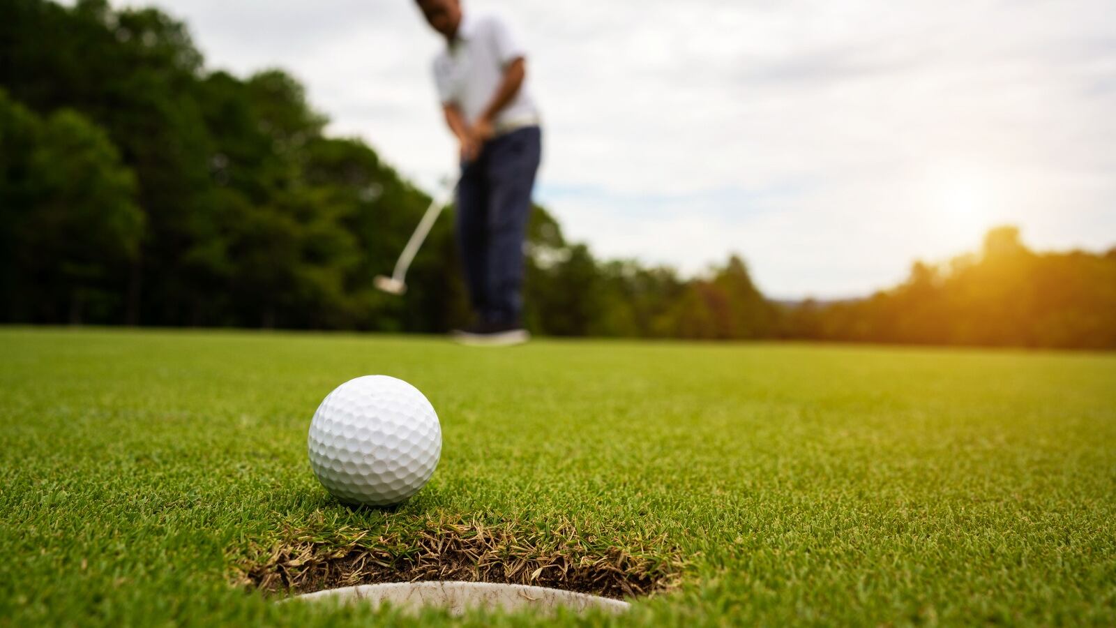 Un hombre juega golf.