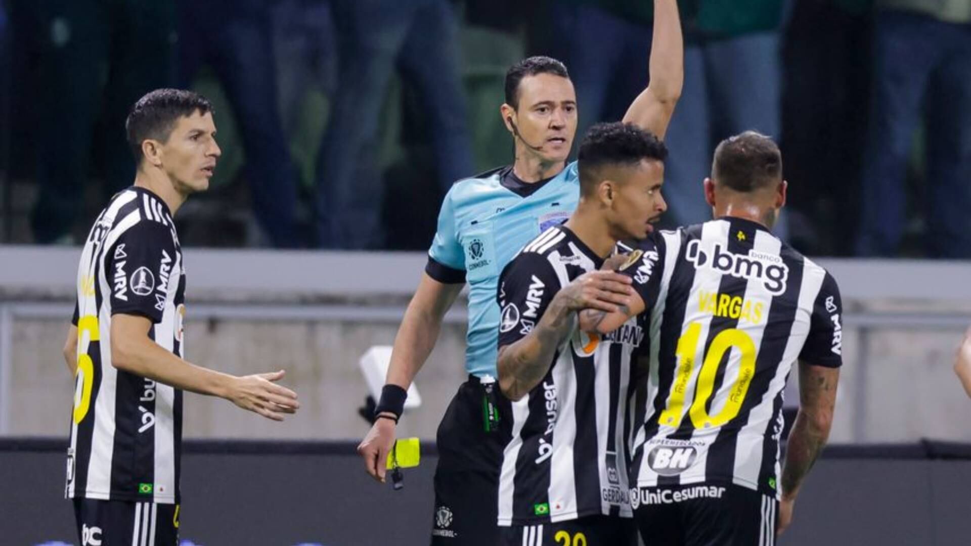 Wílmar Roldán expulsó a Eduardo Vargas en Palmeiras vs Atlético Mineiro