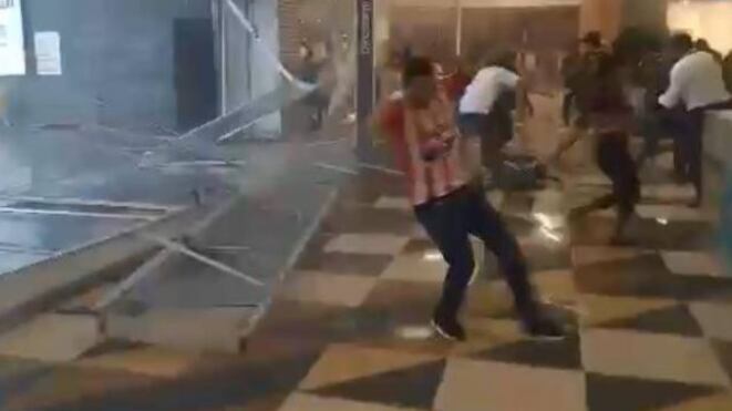 Hombre se salvó morir tras colapsar puerta de centro comercial.