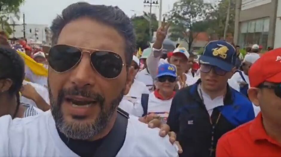 Foto del congresista Agmeth Escaf durante marcha del Día del Trabajador en Barranquilla.