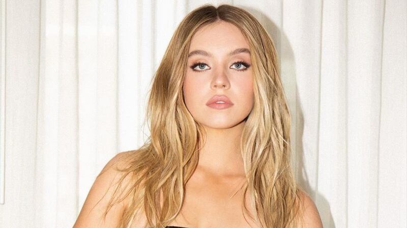 Sydney Sweeney sorprende con atrevido gesto en foto de Halloween y desata comentarios