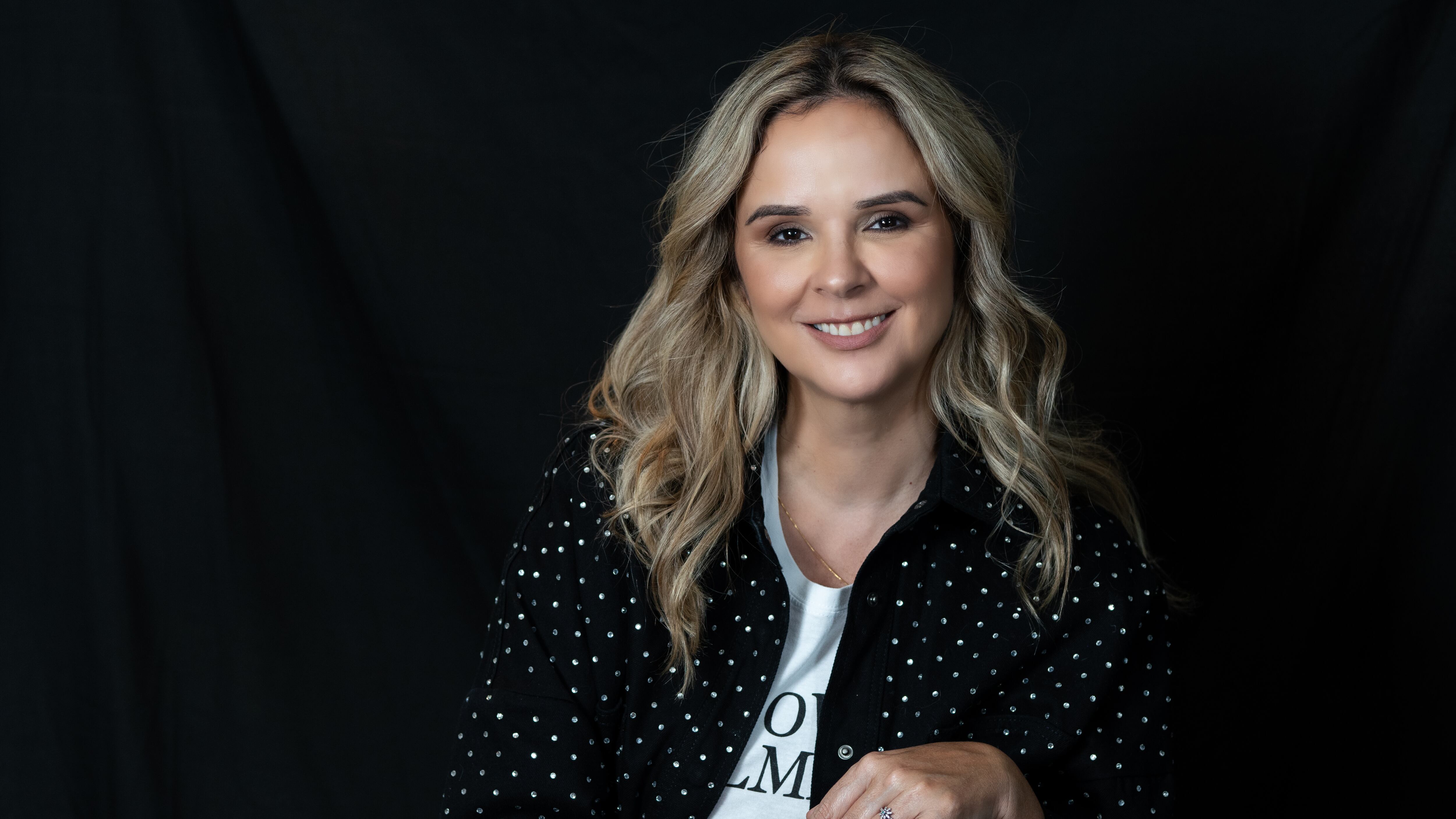 Foto entrevista con Sandra Sierra, directora ejecutiva de la Corporación Fenalco Solidario Colombia.