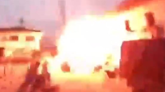 Foto del video del momento exacto en que explotó una moto bomba en Balboa, Cauca.