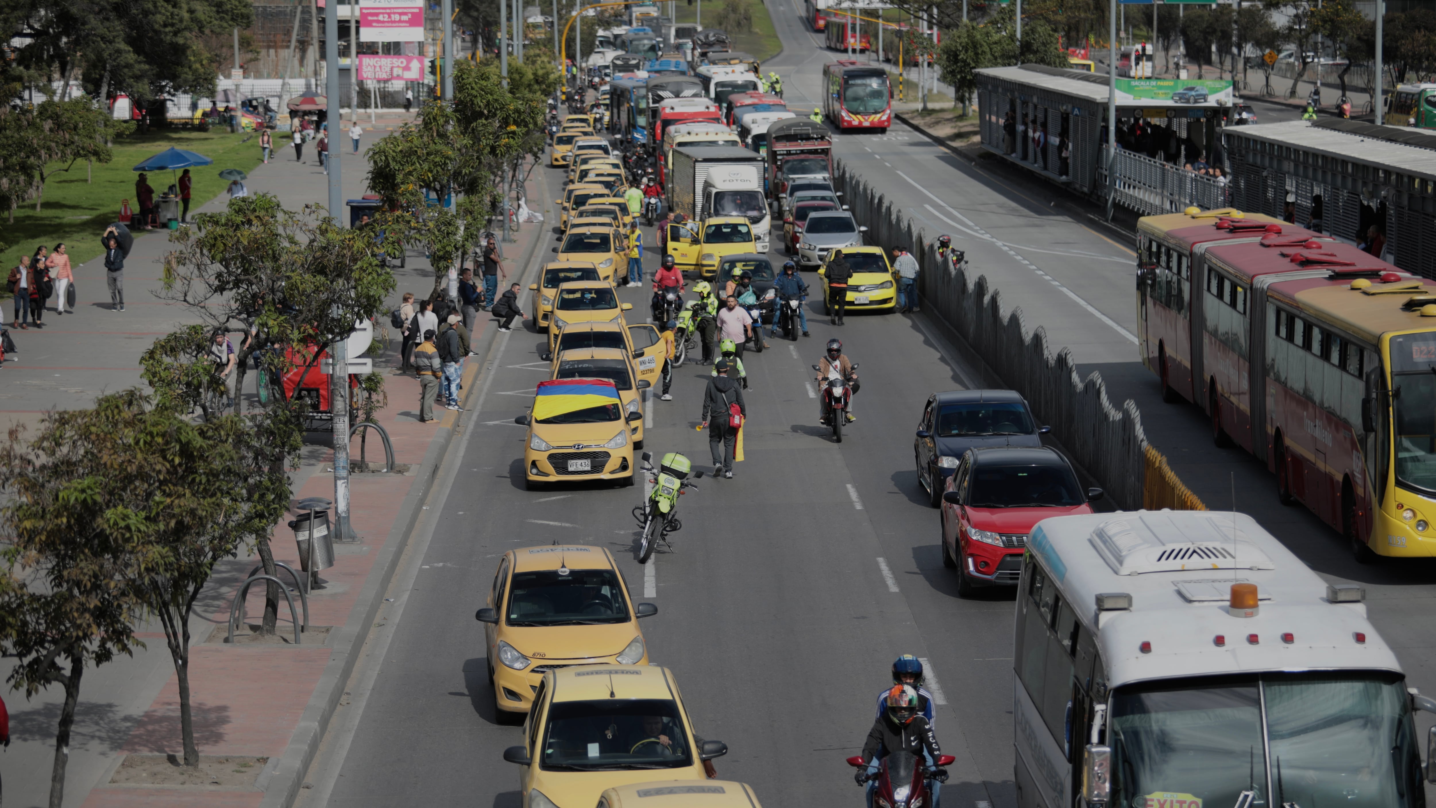 Taxistas de la capital marcharon generando tranco es en los principales accesos de Bogotá, el 23 de julio de 2024.