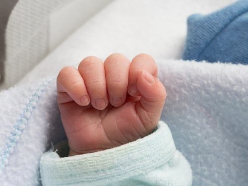 Detienen a padres por golpear y fracturar los huesos de su bebé de un mes