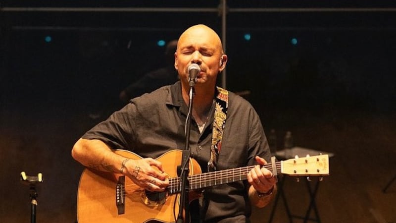 “Ojalá respondan”: Santiago Cruz mostró lo que le pasó a su guitarra con una aerolínea