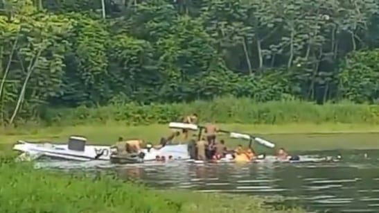 Foto cayó un helicóptero de la Armada Nacional en un lago : hay un fallecido en el accidente.