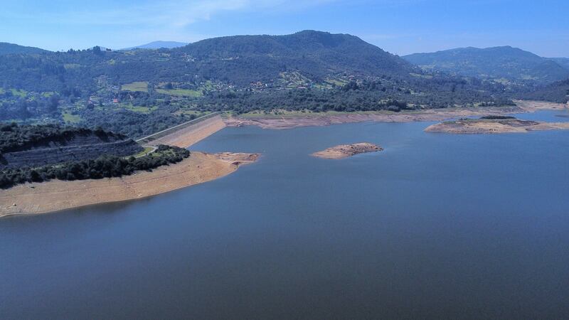 Detalle del bajo nivel de agua en el Embalse de San Rafael, en el municipio de La Calera, Cundinamarca, durante el ‘Fenómeno del Niño’ en abril de 2024