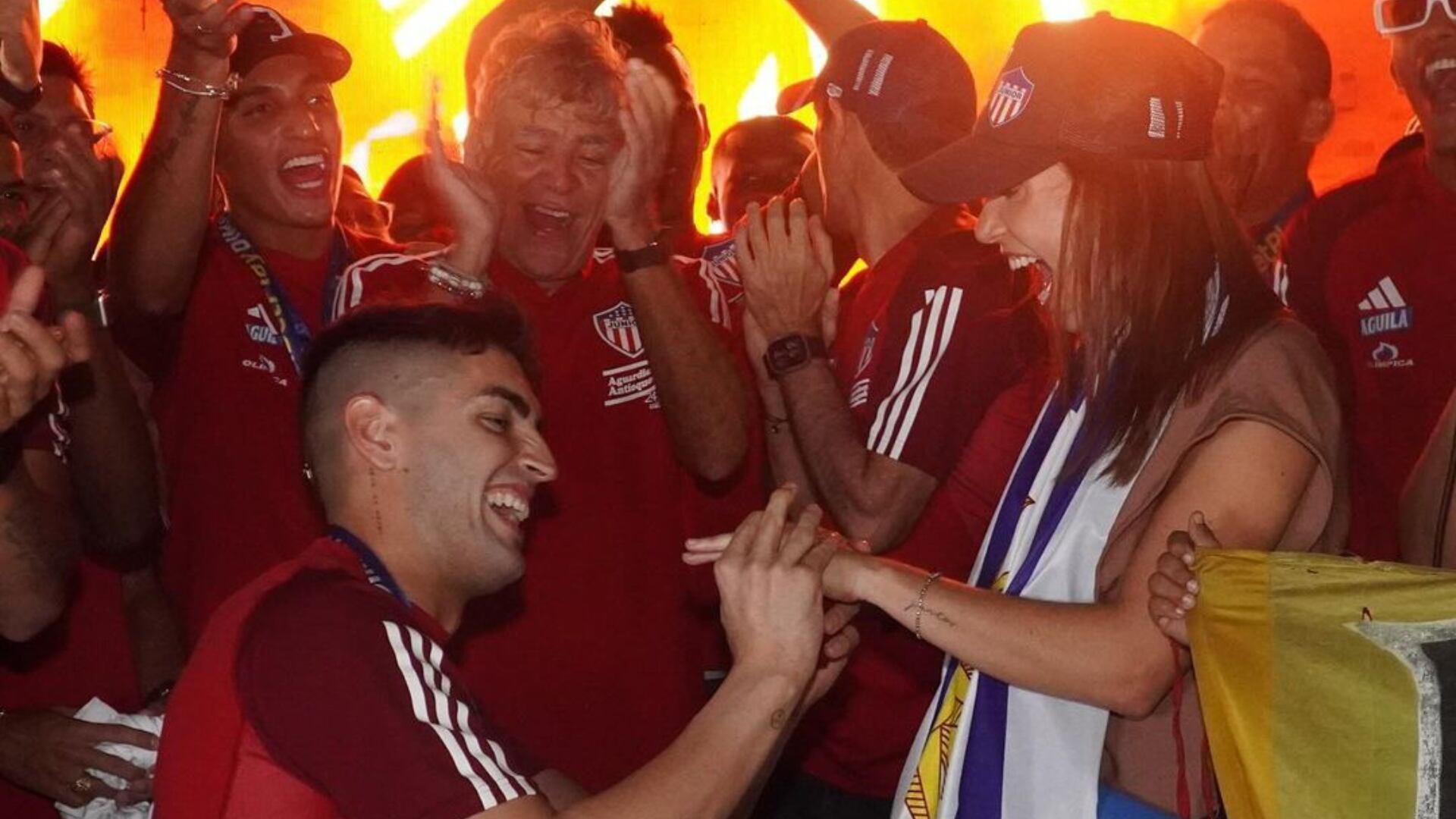 Santiago Mele le pidió matrimonio a su esposa en plena celebración del Junior