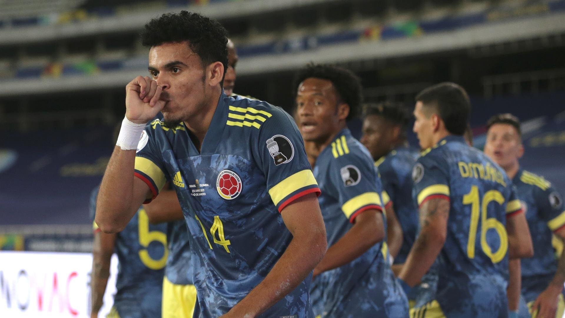 Luis Díaz celebra su golazo de chilena ante Brasil en la Copa América 2021.
