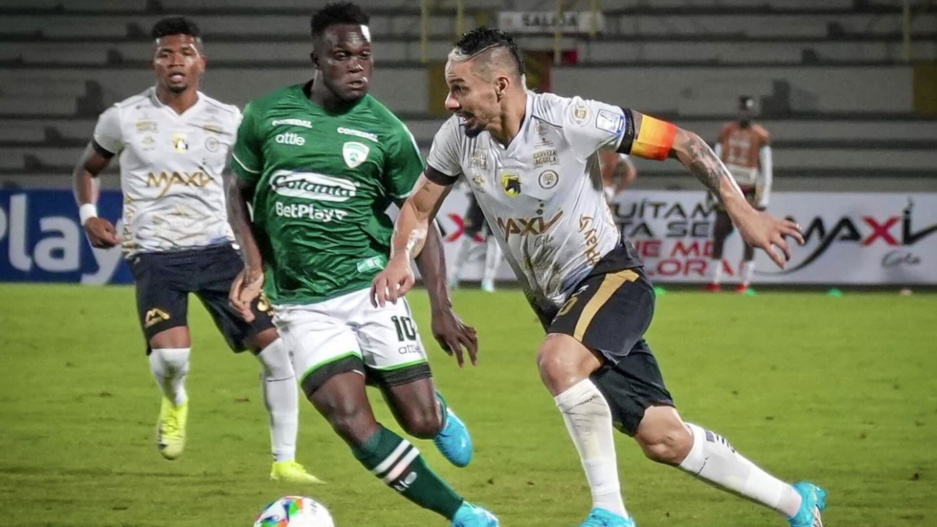 Jugador de Llaneros salió corriendo para el baño y todo le salió bien porque ganaron