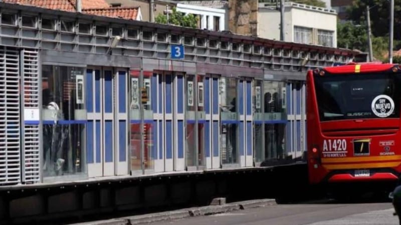 Por la caída de un árbol hay dos estaciones de TransMilenio sin servicio: las fuertes lluvias generan caos vehicular