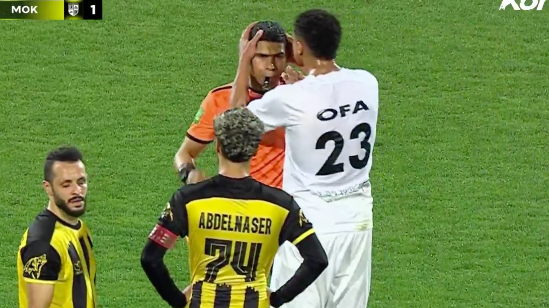 Jugador en Egipto besó al árbitro - Foto: Captura de pantalla de la transmisión oficial el 14 de abril del 2026