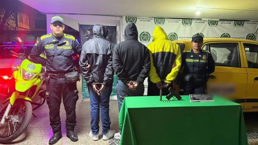 Captura de tres personas que portaban una mini uzi en Bogotá.