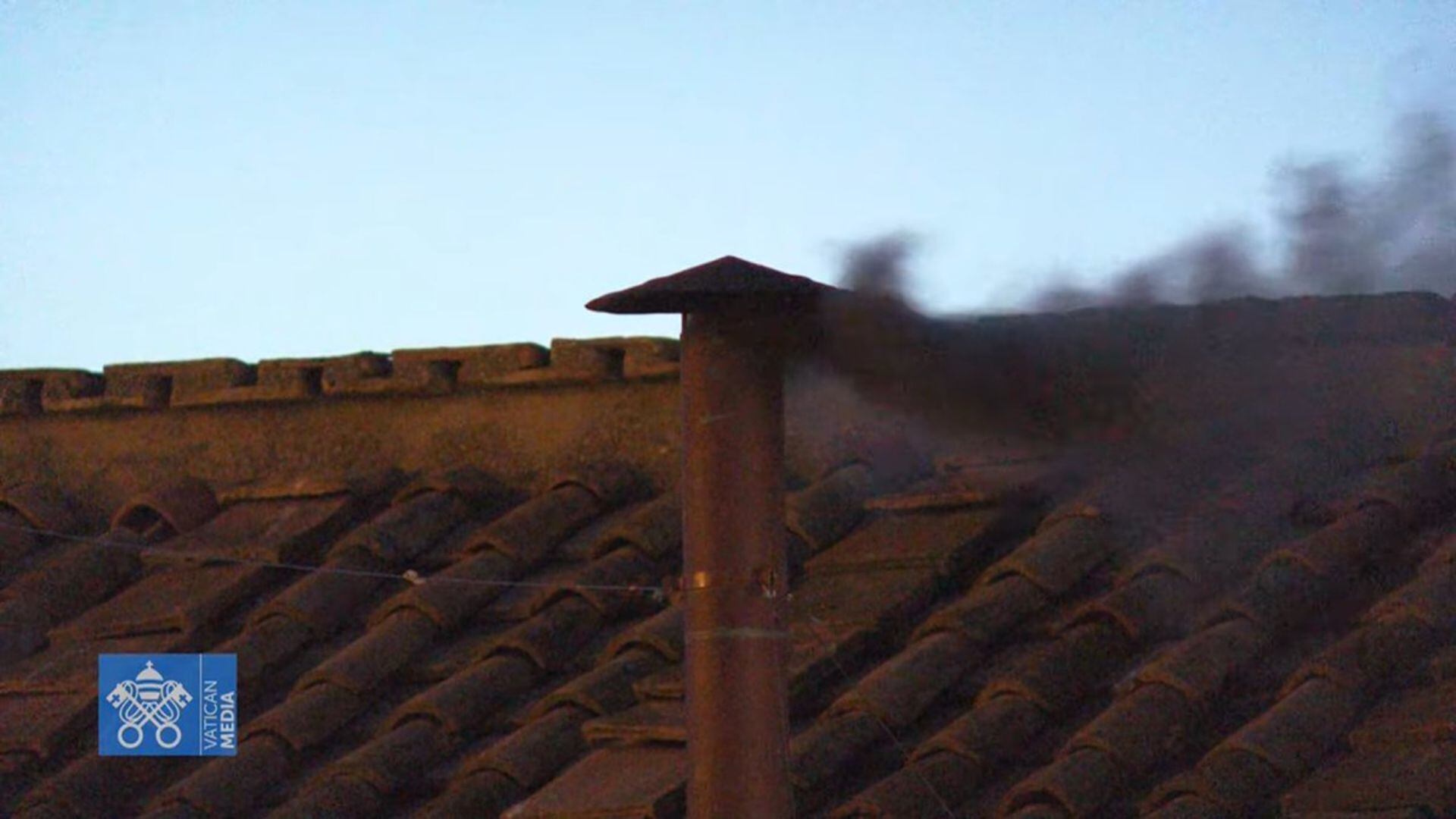 Sin Papa y con humo negro: el cónclave arranca sin consenso en el Vaticano