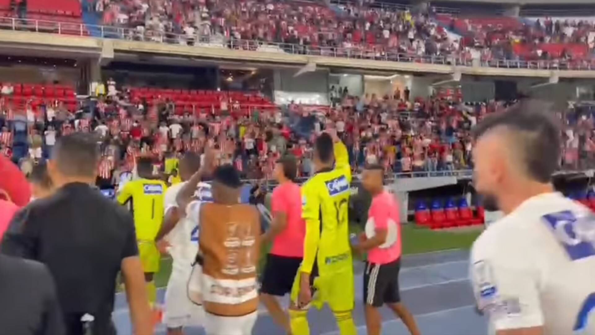 Hinchas del Junior aplaudieron a Millonarios