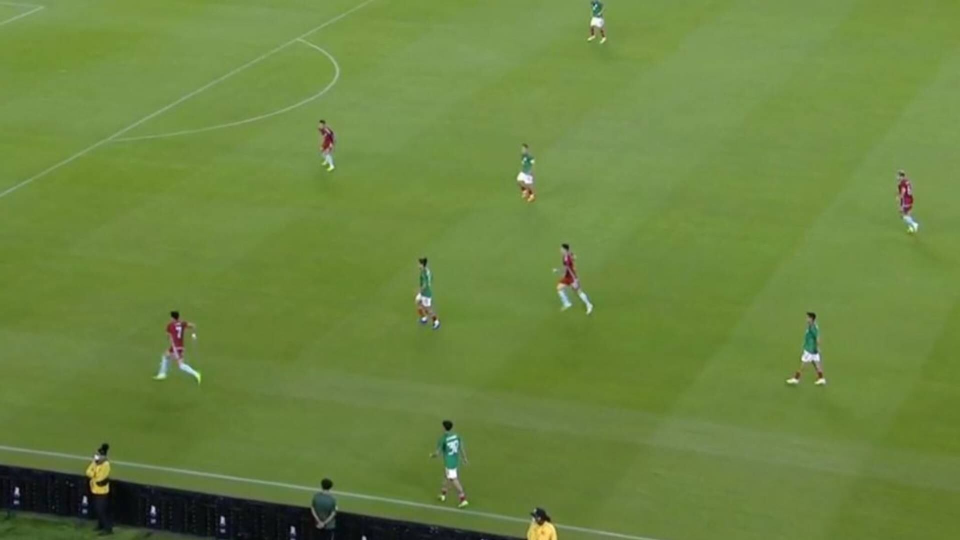 Hinchas de la selección Colombia sobre el uniforme usado en el partido contra México