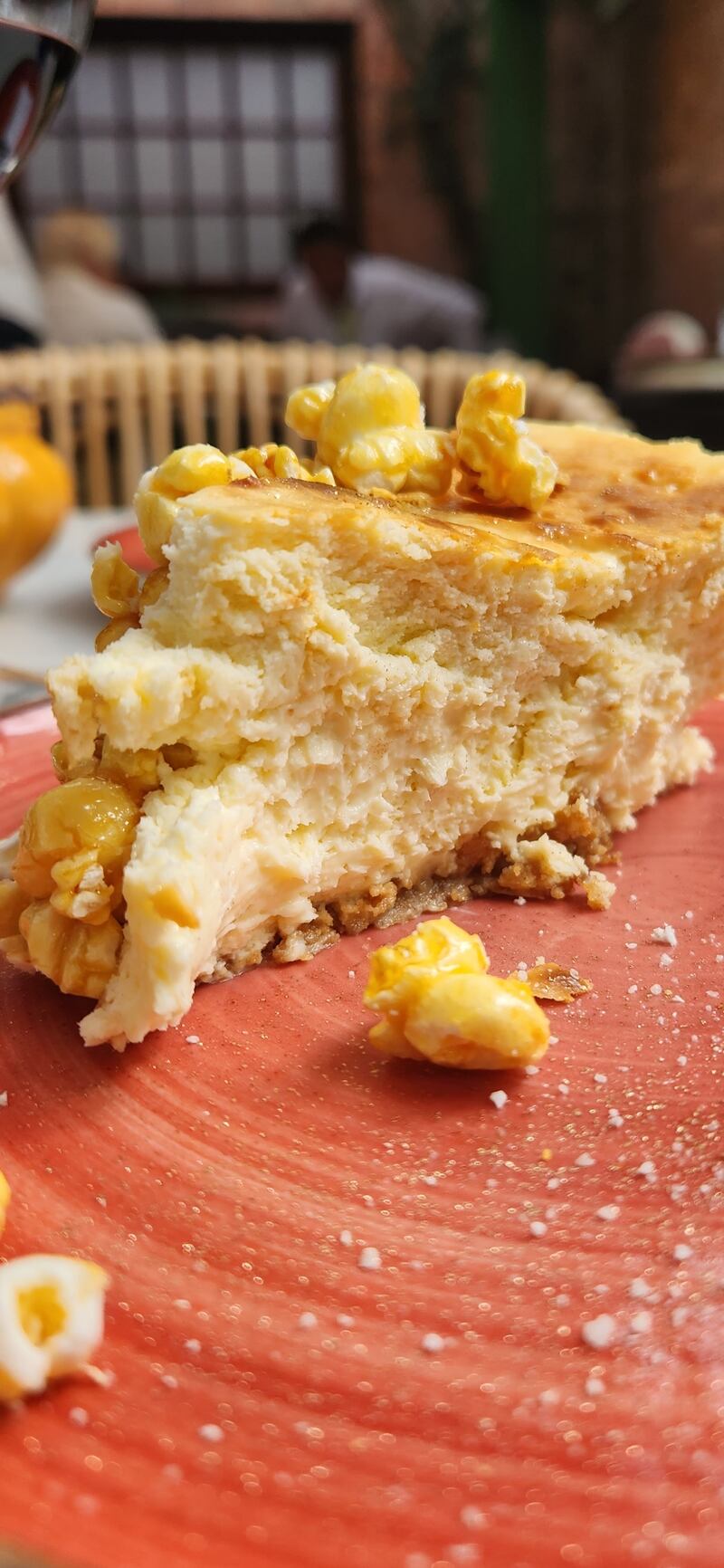 Tarta de queso mascarpone con un toque de gorgonzola, popcorn caramelizado y helado de chocolate caramélia.