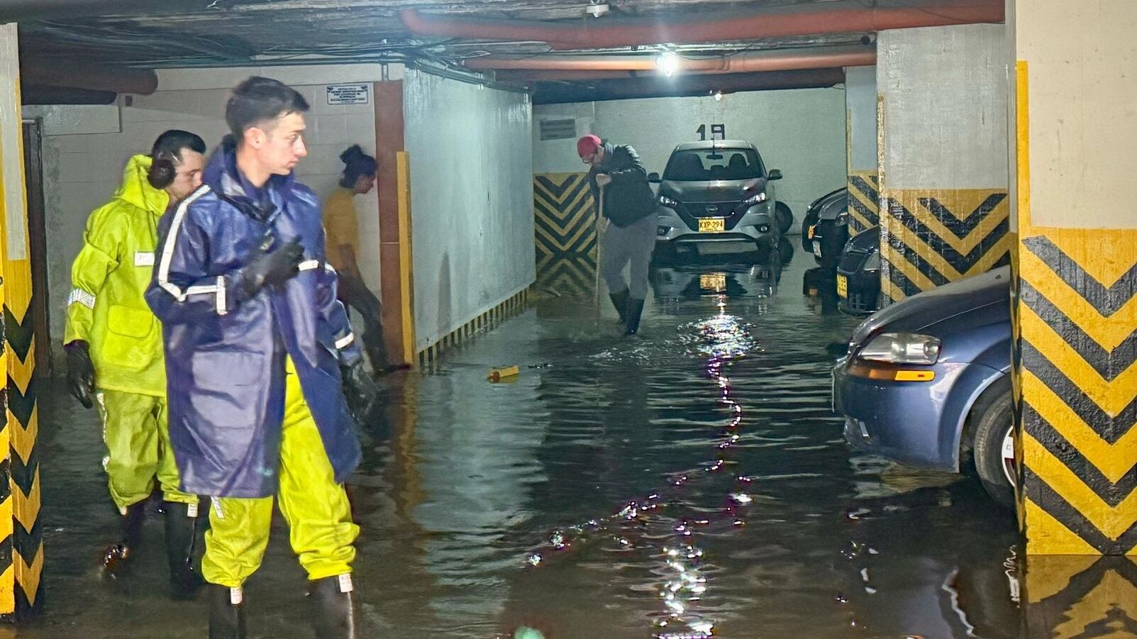 Foto de un miembro de Bomberos de Bogotá que atiende una emergencia en la capital.