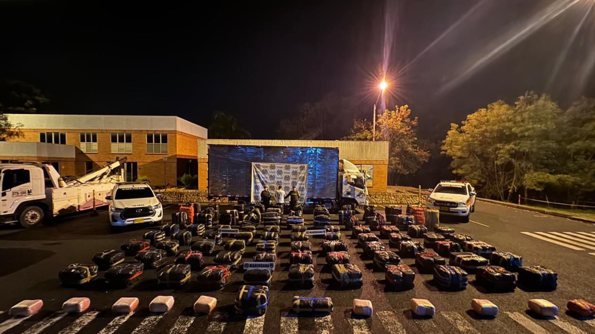 Golpe millonario al narcotráfico: Caen más de dos toneladas de marihuana ocultas en un furgón en Buga