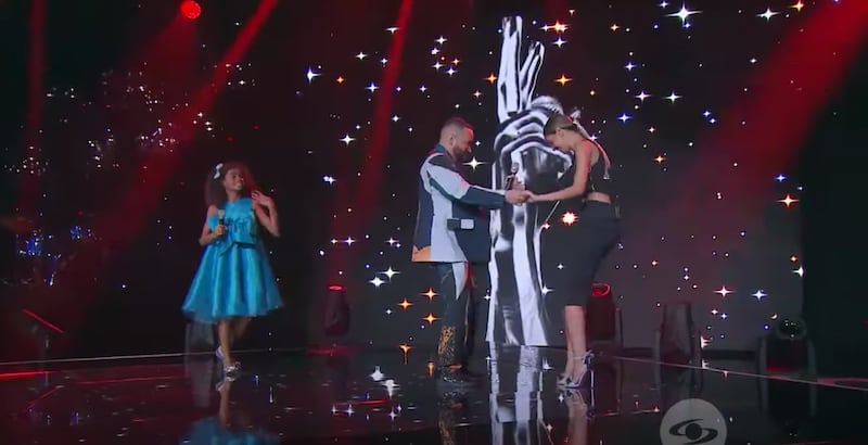 Nacho y Laura bailan en el diamante de La Voz