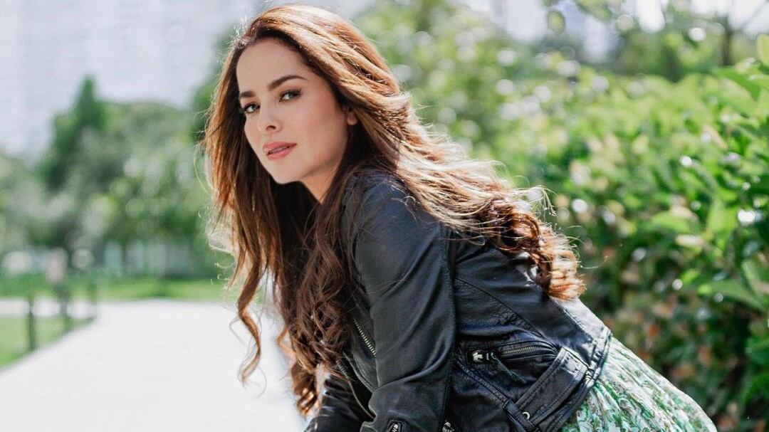 La bella actriz Danna García rememoró una foto del pasado para llegar con un mensaje único que cautiva en redes.