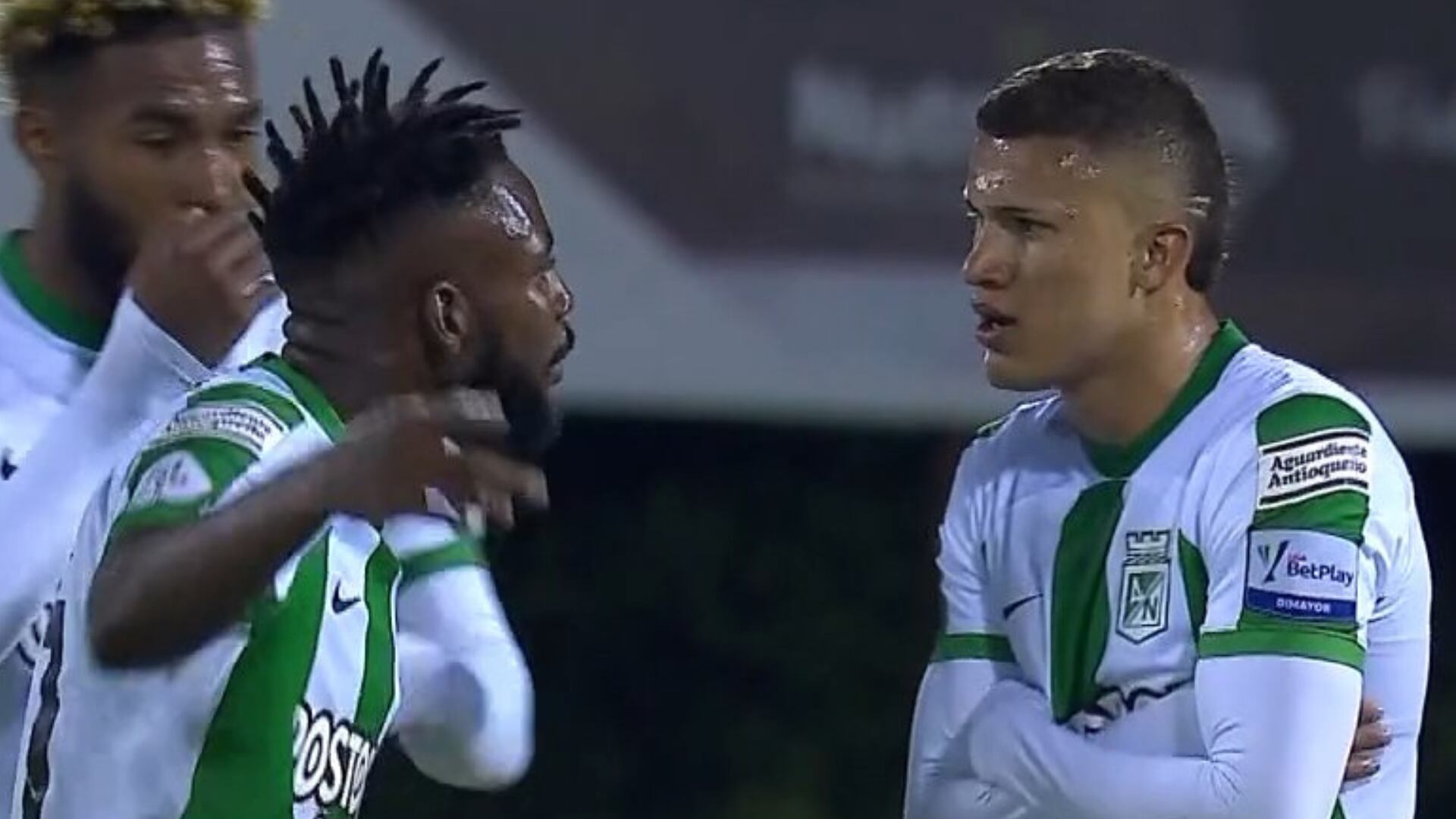 Jugadores de Atlético Nacional se pelearon entre ellos por un gol de Águilas Doradas
