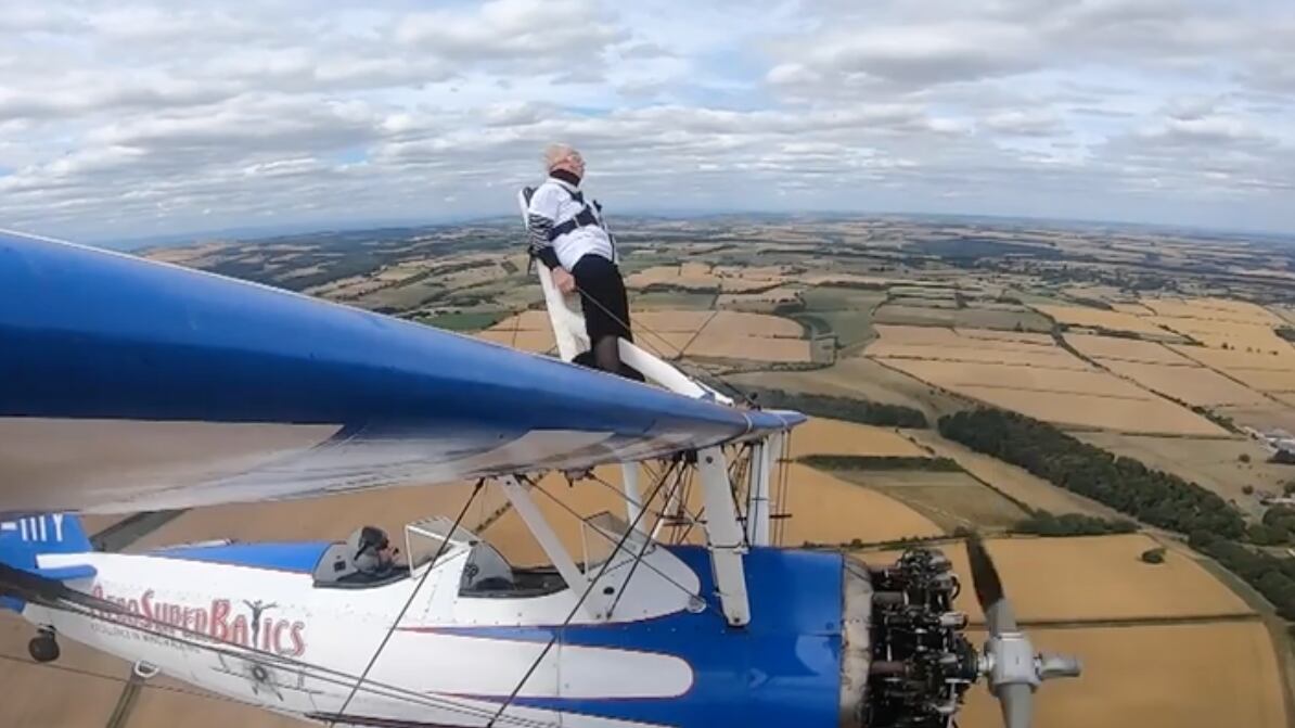 Abuela se ata a un avión para recoger dinero de caridad