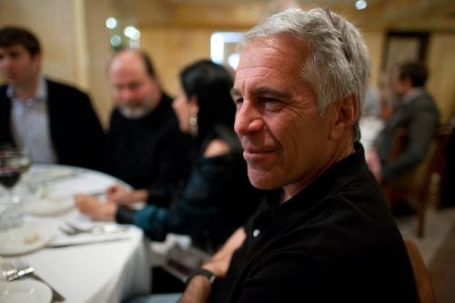 Revelan nuevo material del caso Epstein: fotos con Chomsky, Bill Gates y mensajes que apuntan a tráfico sexual