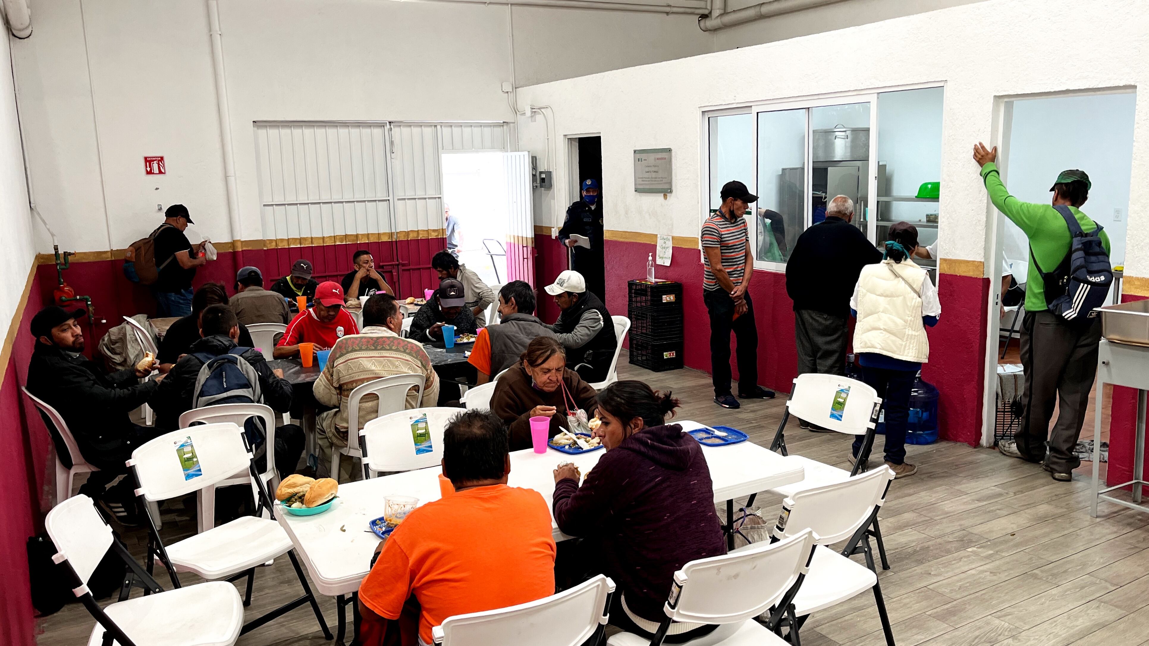 En estos se ofrecen raciones de alimenticias por una cuota de recuperación de 11 pesos.