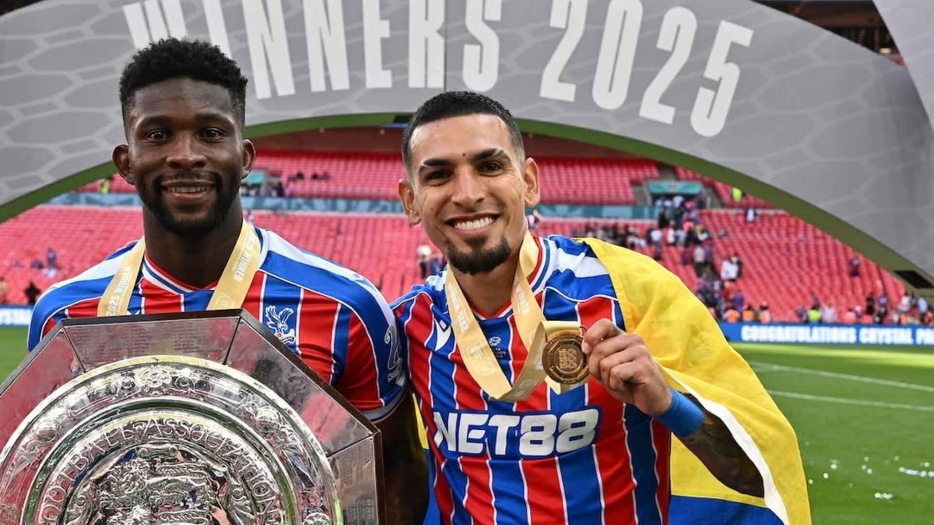 Al ritmo del Waka Waka los hinchas del Crystal Palace celebraron con Daniel Muñoz y Jefferson Lerma