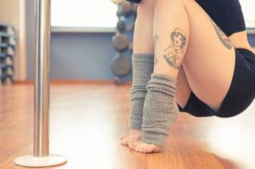 Logra piernas firmes con movimientos de pole dance