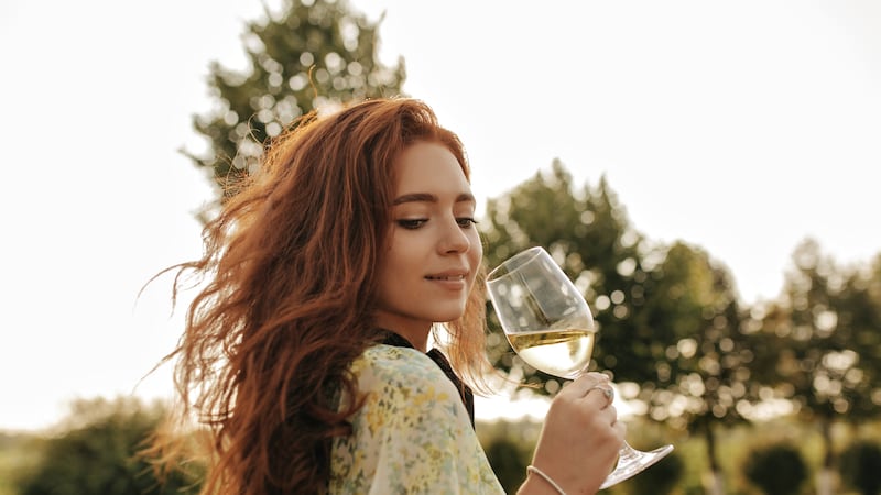 Cómo disfrutar mejor una copa de vino: cinco consejos para vivir el momento